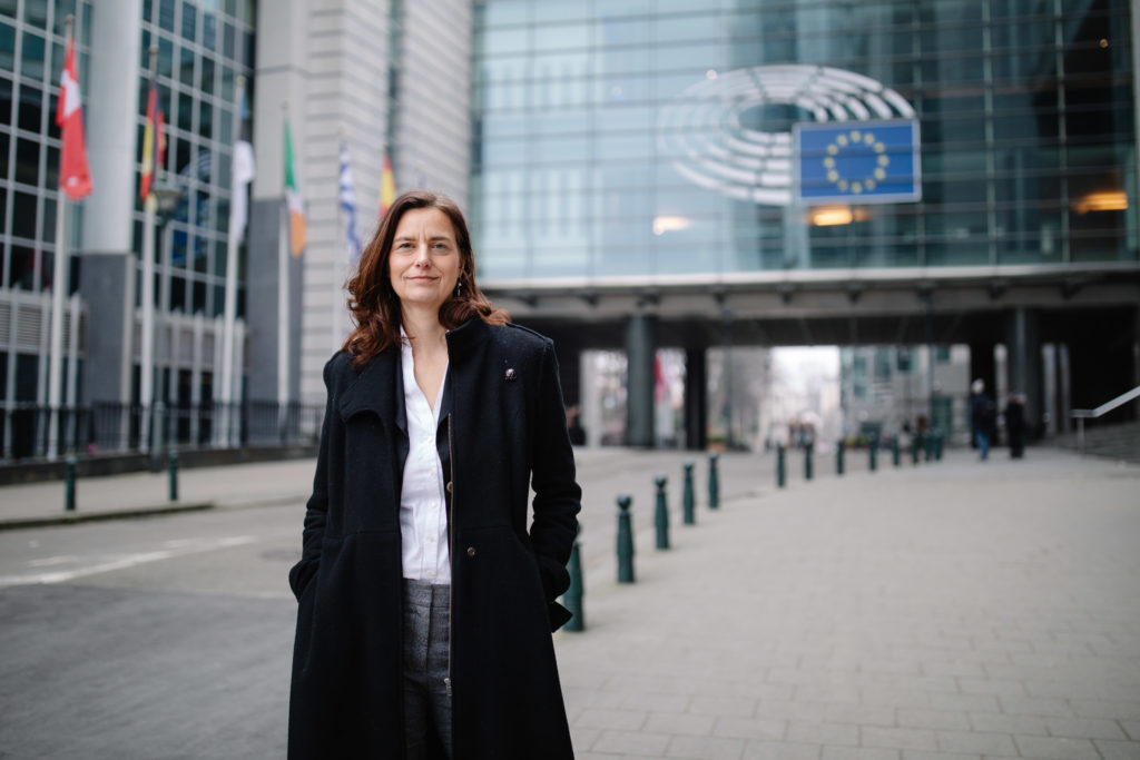 Alexandra Geese vor dem Europaparlament